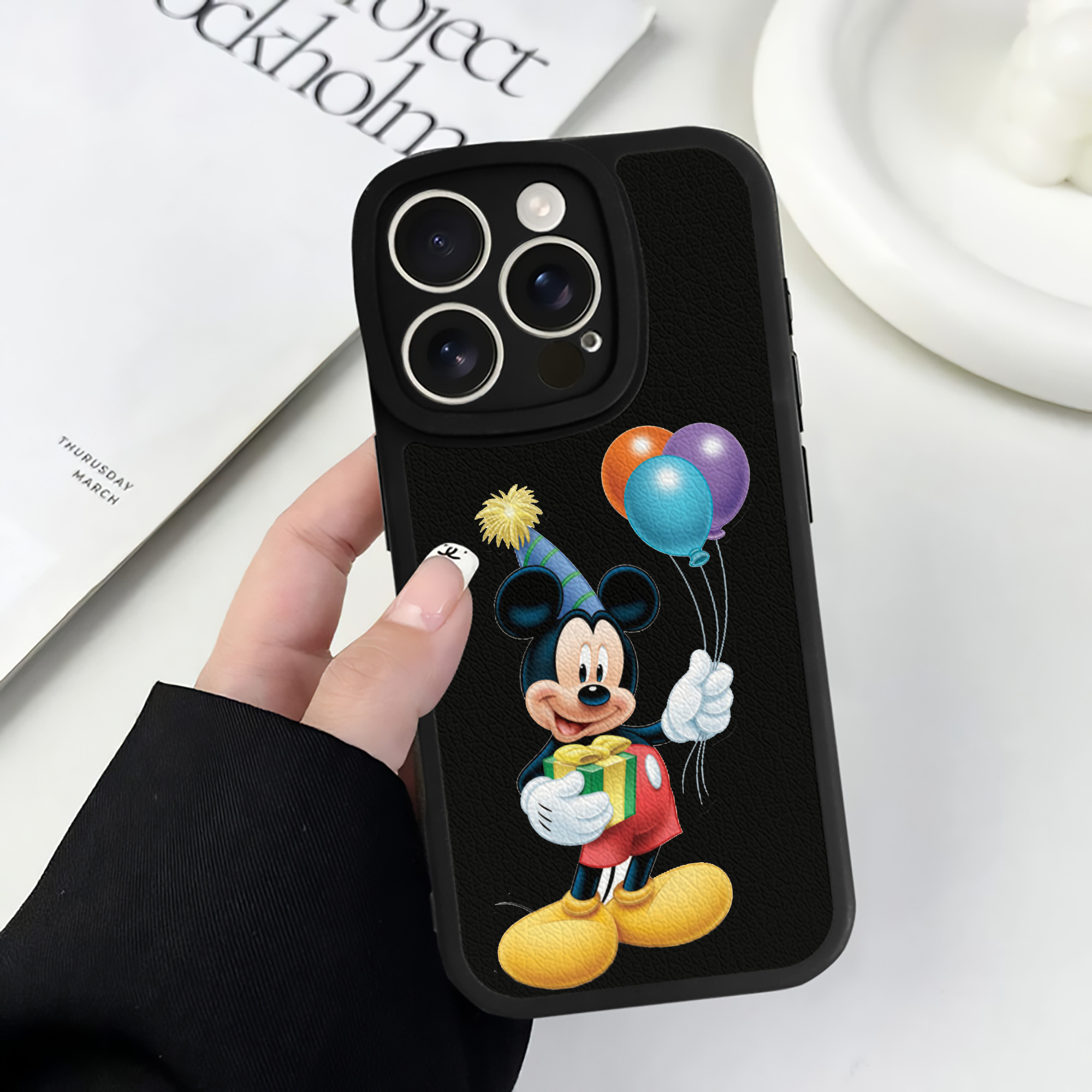 （画像用） ミッキーマウス Mickey Mouse 【iPhone 16シリーズ対応】シリコンスマホケース（レザー調） 材質：シリコン